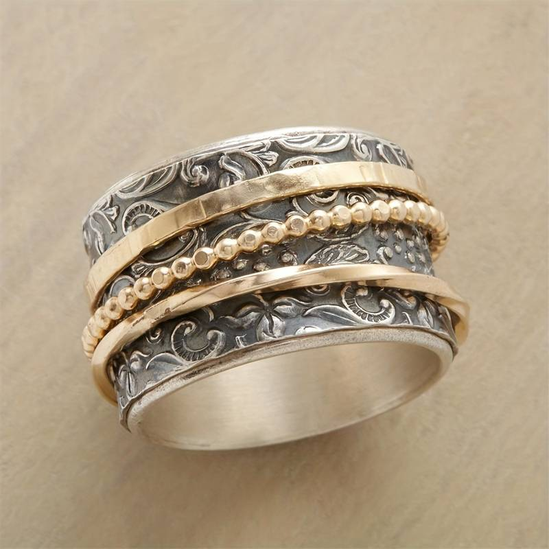 Anillo vintage de banda con textura antigua en oro y plata