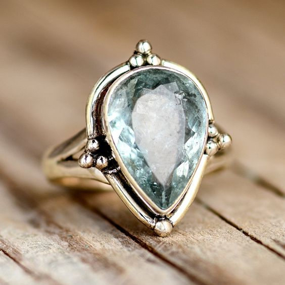Elegante anillo vintage de circonita talla pera