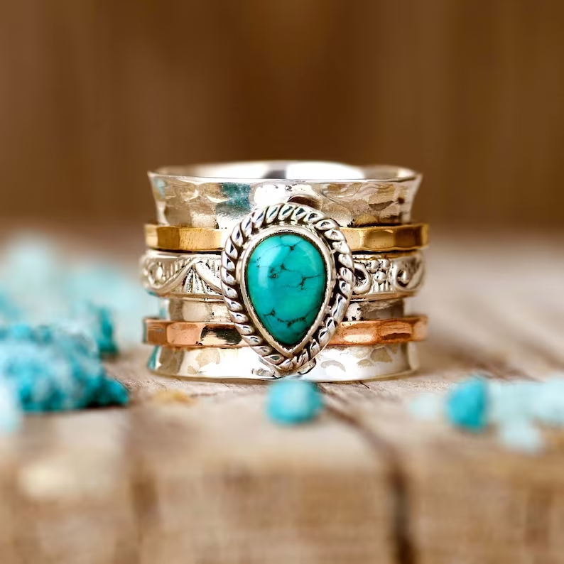 Anillo antiguo de oro y plata con turquesa incrustada