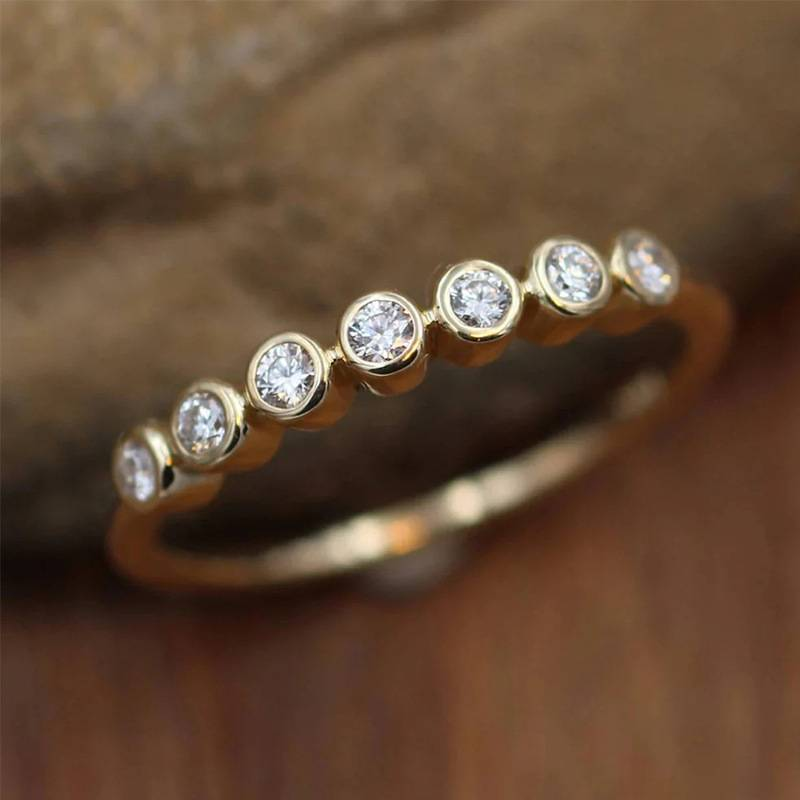Anillo vintage de banda dorado con circonita incrustada