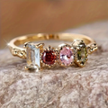 Anillo floral vintage chapado en oro con múltiples piedras preciosas