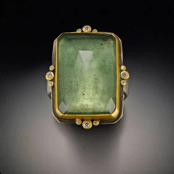 Anillo vintage de oro con vidrio verde