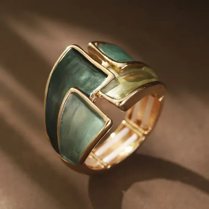 Anillo dorado con esmalte verde