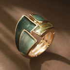 Anillo dorado con esmalte verde