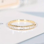 Anillo fino de oro con circonitas engastadas