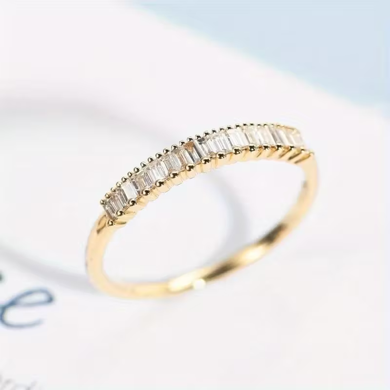 Anillo fino de oro con circonitas engastadas