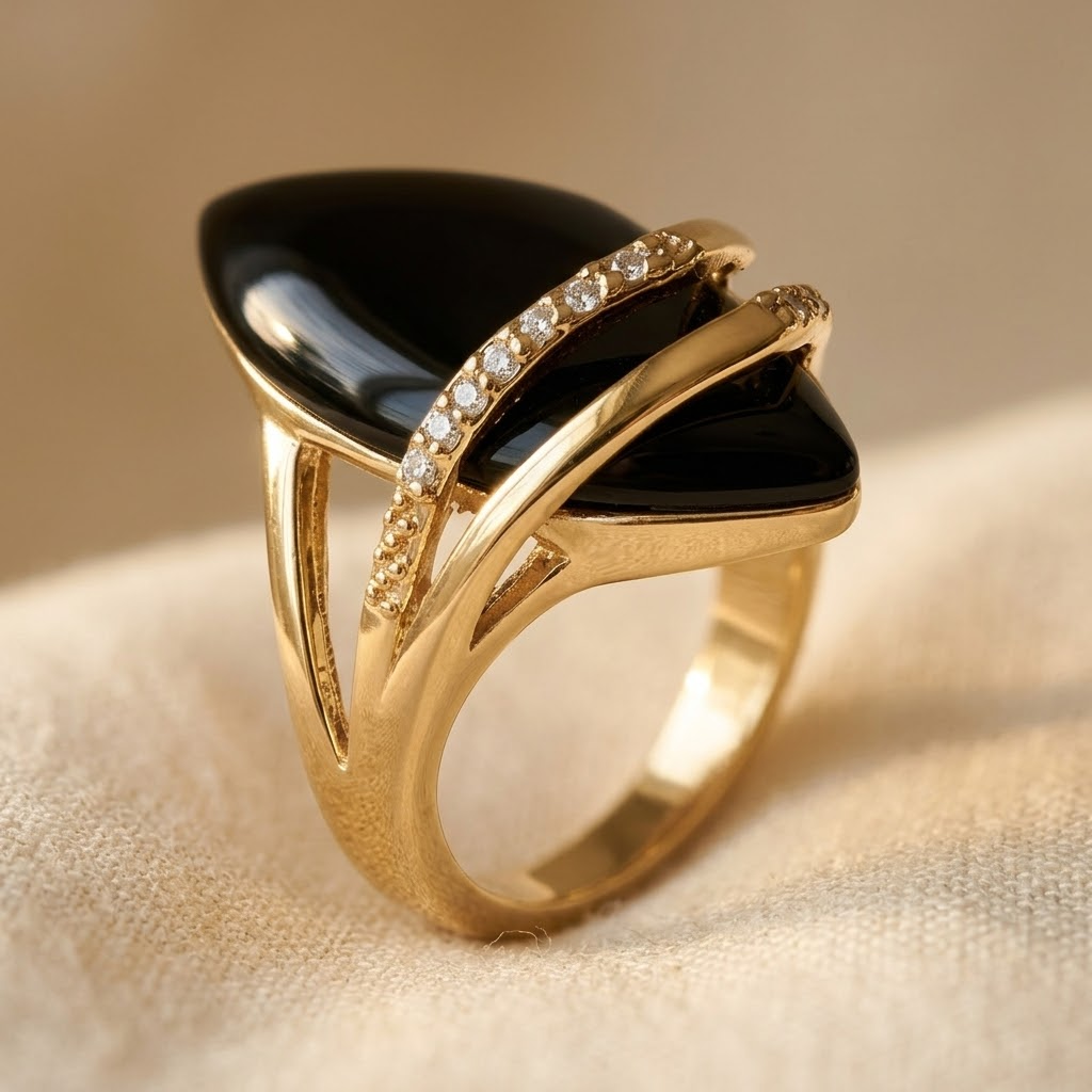Anillo de ónix negro talla marquesa con circonias cúbicas