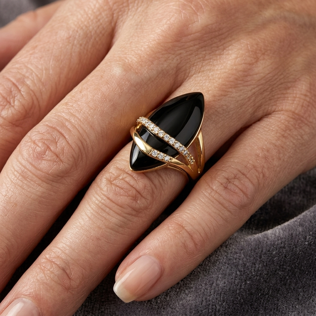 Anillo de ónix negro talla marquesa con circonias cúbicas