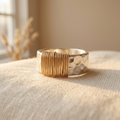 Anillo artesanal llamativo de alambre martillado de plata y oro