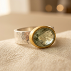 Anillo vintage de plata martillada con esmeralda verde y oro