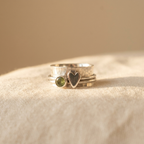 Anillo artesanal vintage de plata con corazón y piedra verde