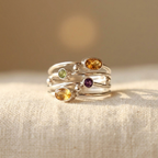 Anillo bohemio apilable con piedras multicolores
