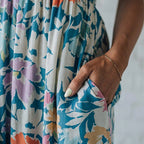 Vestido comprido floral com corpete franzido e alças ajustáveis